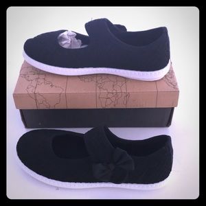 Club canvas girls size 4 Velcro shoe